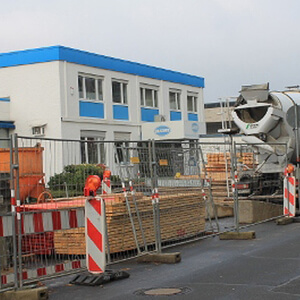 Major parts of the street ?Schottener Weg“ are now used as storage for the building site…