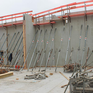 The newly erected walls have still to be supported…