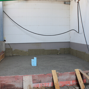 First areas of the inner courtyard are already concreted: here the passage between production hall 1 (right) and the raw part warehouse (left)