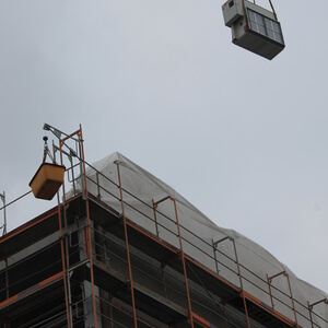 The cooling unit ?floats“ above the new building towards its future location…